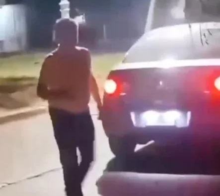 Video: un jubilado amenazó con un arma a un grupo de jóvenes por usar pirotecnia en Entre Ríos